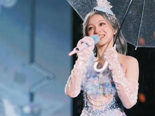 張韶涵演唱會遇暴雨「薄紗禮服」淋濕 唯美畫面曝光網震驚：效果拉滿