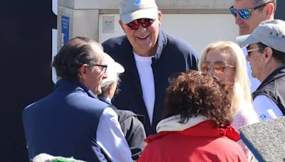 Juan Carlos I no participa en la regata de Sanxenxo y visita a la tripulación del 'Bribón' en el puerto deportivo