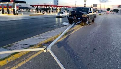 Huye conductor tras impactar su camioneta contra luminaria en Saltillo