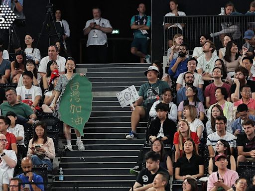 麟洋配四強賽插曲！台灣觀眾「東奧in毛巾」遭沒收 中國男搶台灣加油海報