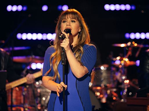 Kelly Clarkson Goes From Ballad to Belting in Moving Metallica ‘Sad But True’ Cover