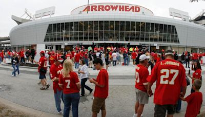 Chiefs owner says leaving Arrowhead an option