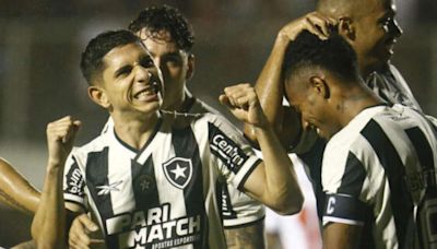 Botafogo supera o Vitória no Barradão e pula para o topo do Brasileirão