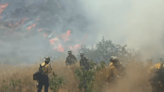 Bomberos combaten dos incendios de maleza en el área de Simi Valley