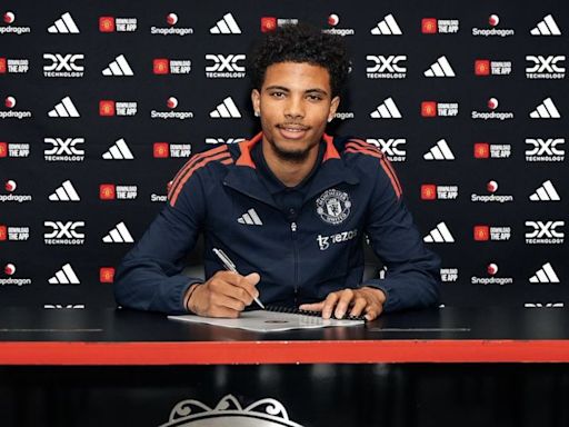 Young winger pens first pro deal at Manchester United after winning treble with U18s