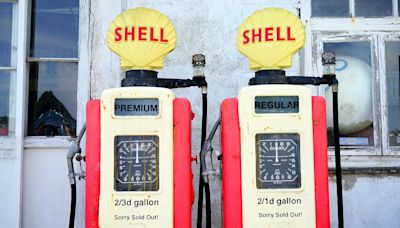 Expert discusses why gas prices still high despite oil getting cheaper—and what will happen next