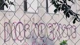 Descubren a hombre "grafiteando" iglesia, logra escapar