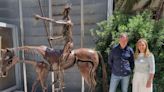 Víctor Candela cede a la biblioteca de Duanes de la Mar de Xàbia una escultura del Quijote