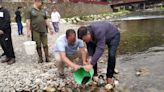 Pescadores y usuarios del CAI Penlés se unen para soltar alevines