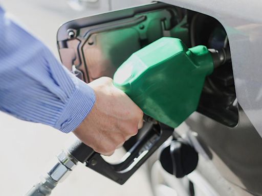 ¿Qué sucede al mezclar gasolina extra y corriente? Practica le podría salir cara