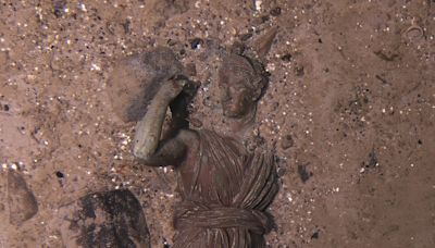 Titanic divers find long-sought statue, signs of accelerating decay