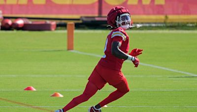 Mahomes, Worthy wow fans at training camp with long touchdown pass