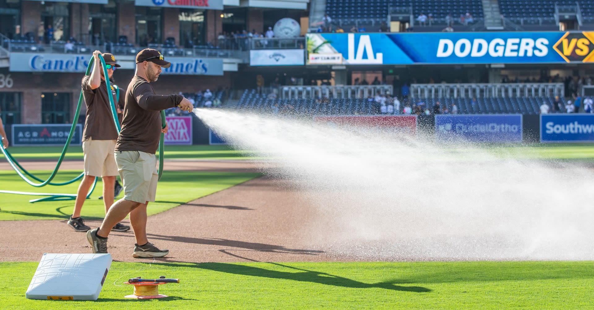 Padres work overtime to complete comeback over Dodgers