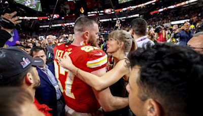 Travis Kelce, campeón del Super Bowl con Chiefs, participa en un concierto de Taylor Swift