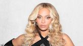 Beyoncé arranca elogios após posar com look decotado
