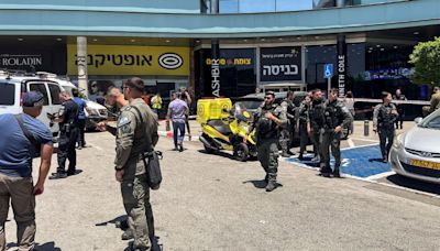 Israeli soldier kills stabber before dying in mall attack