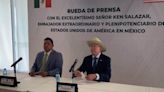 Operan en México 16 bandas criminales que mueven migrantes: Ken Salazar