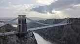 Horror en Inglaterra: encontraron restos humanos en dos valijas abandonadas en un emblemático puente colgante