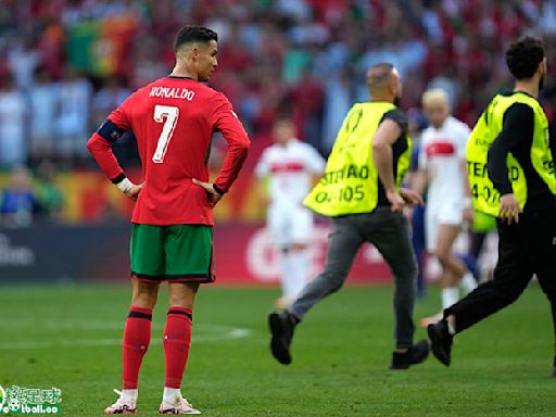 賽後球迷衝進場，葡萄牙前鋒貢薩洛拉莫斯被現場保全意外撞倒