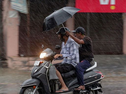 Delhi news: Light to moderate showers today; IMD predicts isolated heavy rainfall till July 31 | Today News