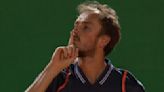 Masters 1000 de Montecarlo: Daniil Medvedev levantó dos match-points, tuvo gestos antideportivos y eliminó a Alexander Zverev