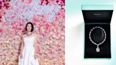 璀璨耀眼「Tiffany & Co. 2023高級珠寶展」！特邀「楊采妮」現身逛展，106克拉鑽石項鍊、最後一批35顆阿爾蓋粉鑽、全新珍珠石上鳥系列三大亮點絕美登場！