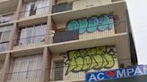 Misterio en Uruguay: edificios de Montevideo amanecieron con graffitis en altura y sospechan de una costumbre importada