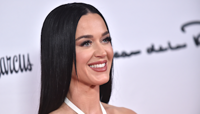 Katy Perry dévoile sa nouvelle silhouette émaciée en posant dans un micro-short, et cela inquiète sa communauté