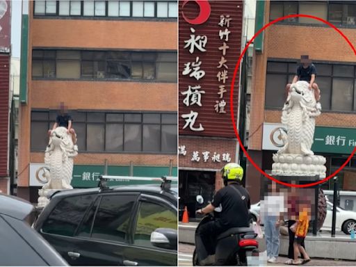 怪男「騎上」城隍廟龍鯉池！網看傻：哪來的猴子 竹市城銷處說話了