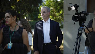 Brasília Hoje: Cenas de Brasília: Luiz Estevão acompanha coletivas de imprensa em frente à residência oficial do Senado