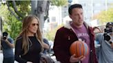 JLo y Ben Affleck dándose un frío beso en la mejilla en medio de rumores de ruptura