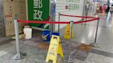 高雄小港國際機場漏水「擺桶接水」已3年 網傻眼：國家門面毀了