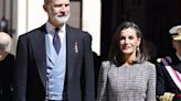 La Reina Letizia deslumbra con su estreno en el Premio Cervantes: tweed y flecos, una apuesta segura