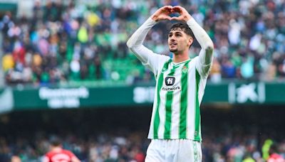 Miranda, Johnny y el Chimy Ávila colaboran en el tifo del Betis para el derbi