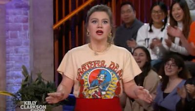 Kelly Clarkson Fails to Recognize Her Own Song With Anne Hathaway Again: 'That's Christina Aguilera!' | Video