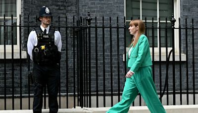 Angela Rayner, a vice-primeira-ministra britânica com um 'doutorado na vida real'