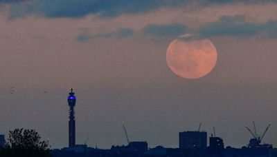 Mysterious 'elongated object' spotted gliding across night sky above London