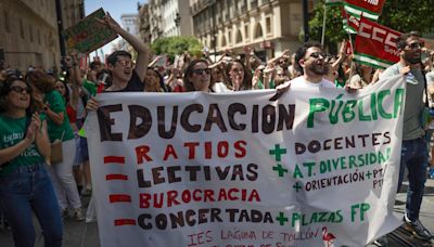 Miles de docentes en huelga en Andalucía reclaman un aumento de la plantilla: “Me siento como una apagafuegos”