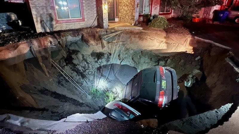 Sinkhole forms in front yard and swallows 2 cars in Las Cruces - KVIA