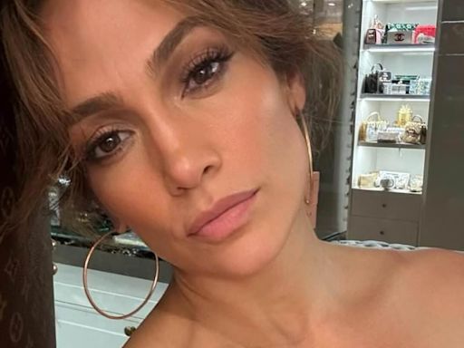 Jennifer Lopez goes bra-free after Ben Affleck 'kiss'