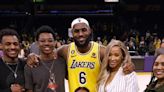 LeBron James renovó su contrato y jugará junto a su hijo: los Lakers presentaron a Bronny