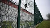 Dos menores escaparon de una prisión en Francia serruchando los barrotes y trepándose con sábanas