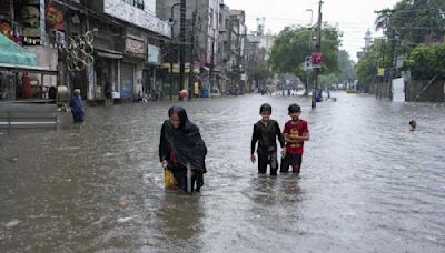 Pakistan: Rainfall breaks 44-year record in Lahore, floods streets and hospitals