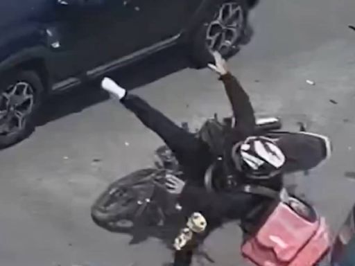 VIDEO | Insólito accidente de motociclista en Puebla: dio vueltas en el aire y salió ileso; parece Spider-Man
