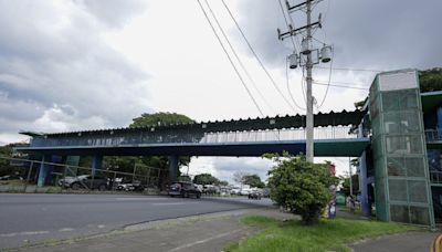 Lanamme advierte de riesgo para usuarios en puente peatonal frente al Hospital México