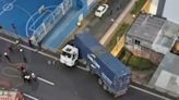 VIDEO. Manejaba borracho el chofer del camión que quedó colgado en la 25 de Mayo: siguen las demoras en la Autopista La Plata-Bs.As.