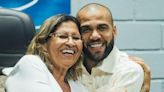 La madre de Dani Alves, tras la salida de prisión del futbolista brasileño: "Dios siempre manda. Te amo, hijo mío"