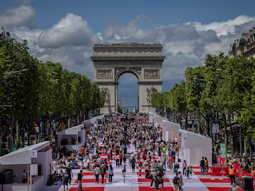 Organizan enorme picnic en Campos Elíseos, la avenida más famosa de París