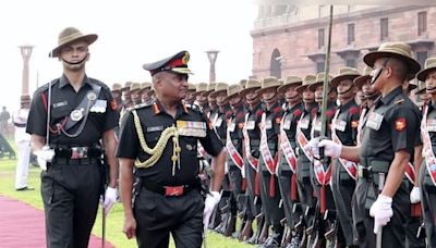 Outgoing army chief General Manoj Pande accorded guard of honour on final day in office - CNBC TV18
