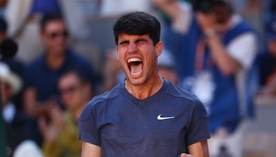 Alcaraz se impone a Sinner y alcanza su primera final del Abierto de Francia